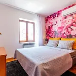 Katina Apartment With Private Pool Apartman *